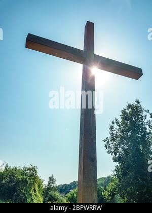 Immense bois orthodoxe huit pointes croix contre le ciel après l'aube sur le Mont Athos Banque D'Images