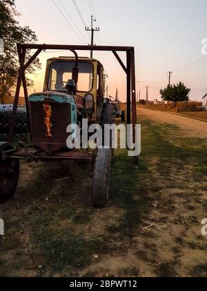 Vue magnifique sur le tracteur. Belle vue et paysage et panorama sur le vieux tracteur dans le village, jour d'été Banque D'Images