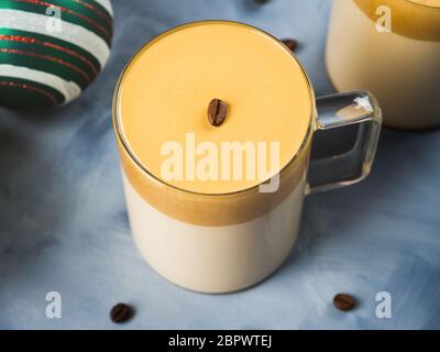 Café à la crème de dingue fouettée dans un mug en verre Banque D'Images