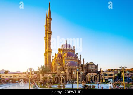 Belle mosquée Al Mustafa dans la vieille ville de Sharm Banque D'Images