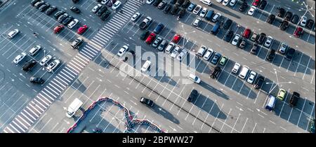 Voitures sur un parking Banque D'Images