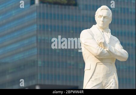 Libre de statue en marbre blanc de Sir Stamford Raffles, fondateur de Singapour moderne Banque D'Images