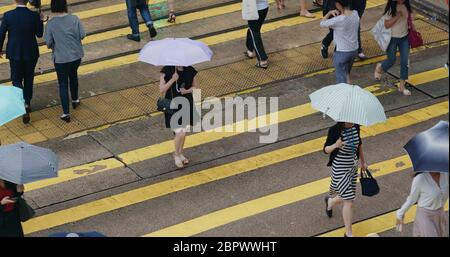 Central, Hong Kong, 14 octobre 2018 :- les gens traversent la route le jour de la pluie Banque D'Images