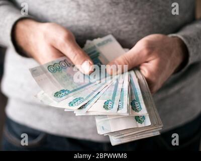 Compter les mains roubles russes. Focus sélectif. Shallow DOF Banque D'Images