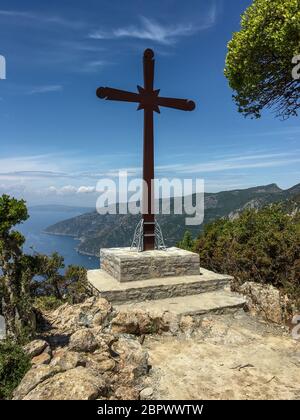 Immense bois orthodoxe huit pointes croix contre le ciel après l'aube sur le Mont Athos Banque D'Images