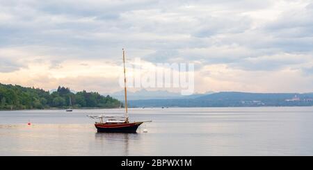 Vue sur Ammersee avec voilier. À l'horizon montagnes des alpes. Sur la droite tout au loin Marienmuenster Diessen. Destination du voyage. Banque D'Images