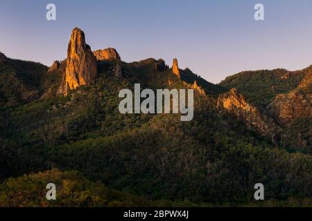 Des montagnes lumineuses à l'aube dans le parc national de Warrumbungle. Banque D'Images