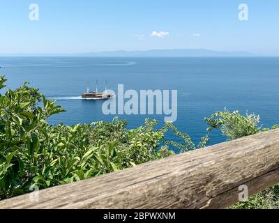 Un bateau naviguant au bord de la mer près du mont Saint Athos Banque D'Images