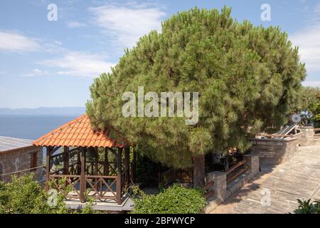 Saint Mont Athos. Bâtiments du monastère couverts de carreaux orange sur le fond de la mer Banque D'Images