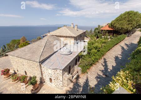 Saint Mont Athos. Bâtiments du monastère couverts de carreaux orange sur le fond de la mer Banque D'Images