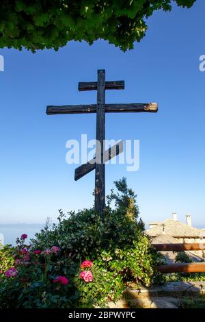 Immense bois orthodoxe huit pointes croix contre le ciel après l'aube sur le Mont Athos Banque D'Images