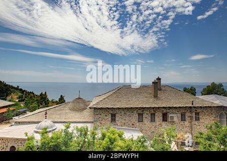 Saint Mont Athos. Bâtiments du monastère couverts de carreaux orange sur le fond de la mer Banque D'Images