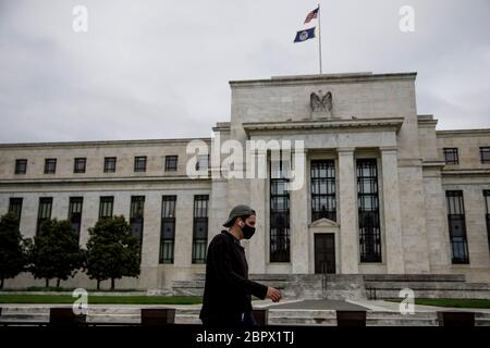 (200520) -- WASHINGTON, le 20 mai 2020 (Xinhua) -- UN piéton portant un masque marche à côté de l'édifice de la Réserve fédérale américaine à Washington D.C., aux États-Unis, le 18 mai 2020. (Photo de Ting Shen/Xinhua) Banque D'Images