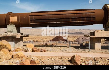 matériel minier historique antique dans une carrière abandonnée dans le cratère de makhtesh ramon en israël avec des tas de matériaux, la colline de gaash et le bord nord i Banque D'Images