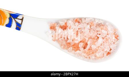 Vue de dessus de la cuillère chinoise de rose de l'himalaya sels close up isolé sur fond blanc Banque D'Images