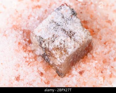 Vue de dessus de l'halite minéral en rose de l'himalaya sels close up Banque D'Images