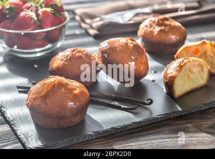 baba au rhum avec des fraises fraîches sur le plateau Banque D'Images