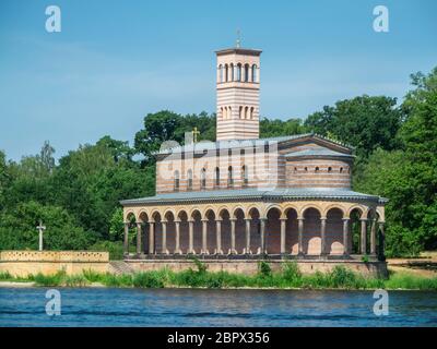 Vue sur la Havel à la Heilandskirche près de Glienicke / Potsdam en été 2018 contre le ciel bleu et le soleil. Banque D'Images