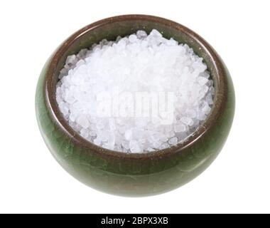 Salière en céramique avec sel de mer gros grains isolé sur fond blanc Banque D'Images