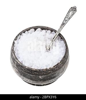 Sel d'argent vintage avec cave avec une cuillère de sel de mer gros grains isolé sur fond blanc Banque D'Images