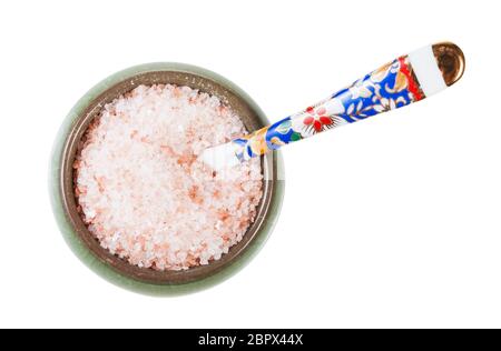 Vue de dessus une salière en céramique avec cuillère à sel de l'himalaya rose isolé sur fond blanc Banque D'Images