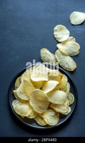 Croustilles de pommes de terre dans le bol Banque D'Images