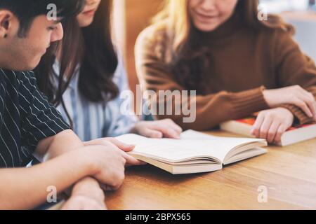 Groupe de jeunes personnes ont apprécié la lecture du même livre ensemble Banque D'Images