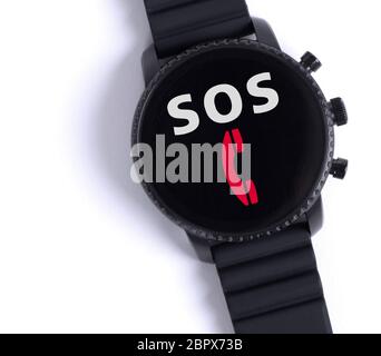 Smartwatch noir isolé sur un fond blanc, SOS Banque D'Images