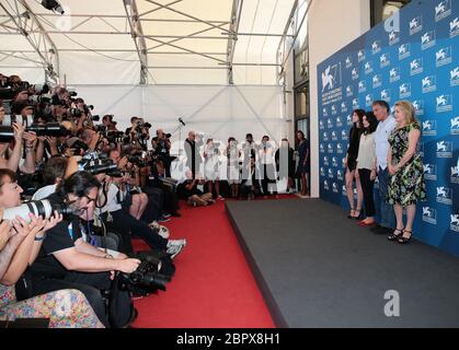 VENISE, ITALIE - AOÛT 30 : Charlotte Gainsbourg, Chiara Mastroianni, Benoit Jaccot et Catherine Deneuve assistent à la séance photo des 3 Coeurs Banque D'Images