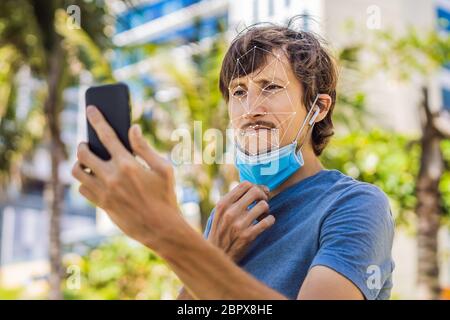 Recouvrement de grille de reconnaissance faciale. Reconnaissance du visage dans le masque médical utilisant l'intelligence artificielle et les réseaux neuronaux. Identification biométrique de la face Banque D'Images