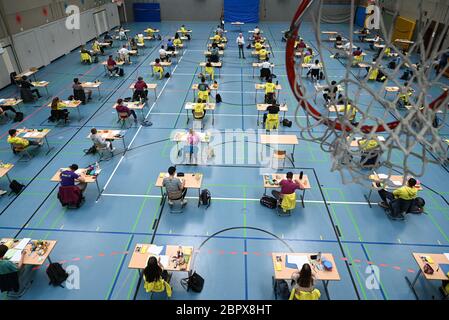 Ravensburg, Allemagne. 20 mai 2020. Pendant l'examen allemand Abitur, les élèves s'assoient dans la salle de sport du Albert-Einstein-Gymnasium à la distance prescrite l'un de l'autre avant leurs tâches d'examen. Environ 80 élèves suivent l'examen allemand Abitur au Albert-Einstein-Gymnasium. Credit: Felix Kästle/dpa/Alay Live News Banque D'Images