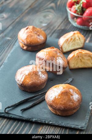 baba au rhum avec des fraises fraîches sur le plateau Banque D'Images