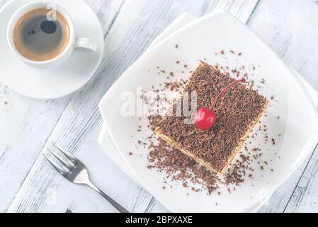 Tiramisu au chocolat avec garniture sur la plaque blanche Banque D'Images