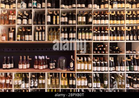 Eindhoven, pays-Bas, 17 mai 2020. Étagères avec bouteilles de vin rouge et blanc dans un magasin de vins, The Bottle Shop. Beaucoup de variété, différent d Banque D'Images