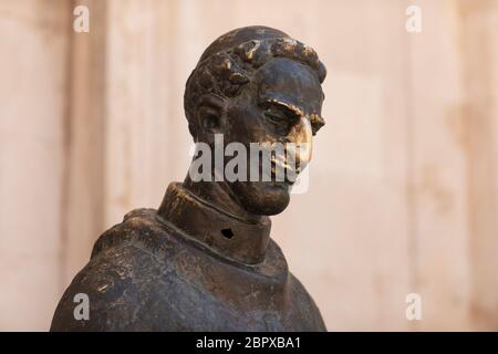 Une statue de Marin Drzic à Dubrovnik, Croatie. Il était un dramaturge et écrivain croate de prose de la Renaissance. Les gens se frottent le nez comme un signe de bonne chance Banque D'Images