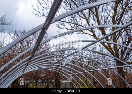 L'installation de serres en polycarbonate. Les émissions pour la maison jardin. Banque D'Images