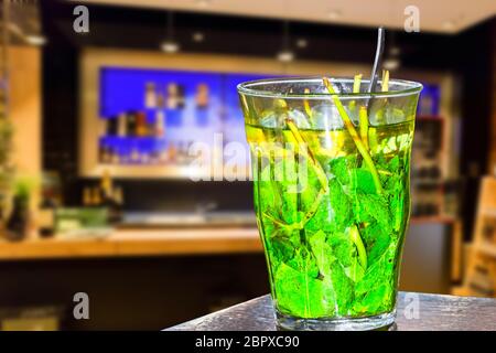 Bar à cocktails, délicieux cocktails au comptoir du bar, boissons décorées d'orange et de citron vert dans le cadre du pub vorunscharfen. Banque D'Images