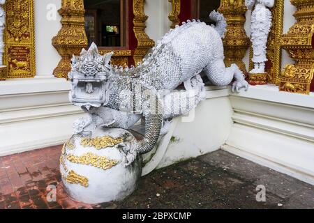 Dragon à Wat Bupfaram dans la vieille ville de Chiang Mai, Thaïlande Banque D'Images