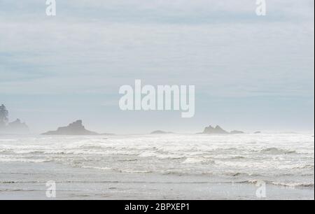 scène de la vague de mer et de la pile de mer le jour venteux. -vintage.. Banque D'Images