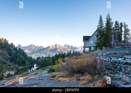 Lodge de saumon blanc, vue panoramique sur le mont Baker Snoqualmie National Forest Park, Washington, Etats-Unis. Banque D'Images