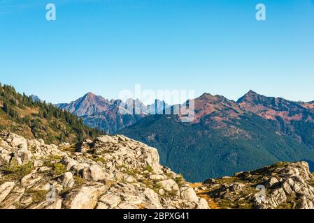 Roche blanche, vue sur la zone de randonnée Artist point, vue panoramique sur le Mont Baker Snoqualmie National Forest Park, Washington, Etats-Unis. Banque D'Images