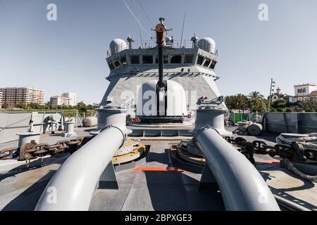 Navire de guerre d'action maritime. Artillerie navale montée sur le pont. Vue de Bow. Banque D'Images