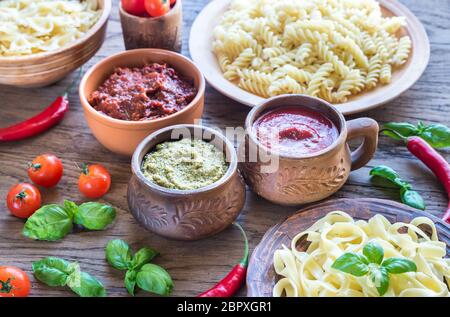 Pâtes avec différentes sortes de sauce Banque D'Images