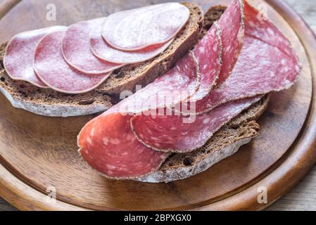 Des sandwichs avec du pain de seigle et différents types de salami Banque D'Images