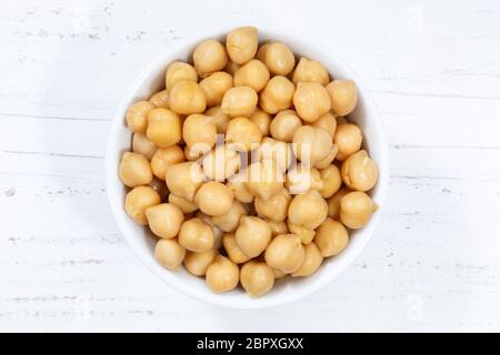 Pois chiches de légumes légumes bol au-dessus de bois bois Banque D'Images