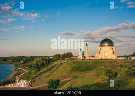 Temples et bâtiments de Bolghar sur la Colline côtière au coucher du soleil la lumière. Banque D'Images