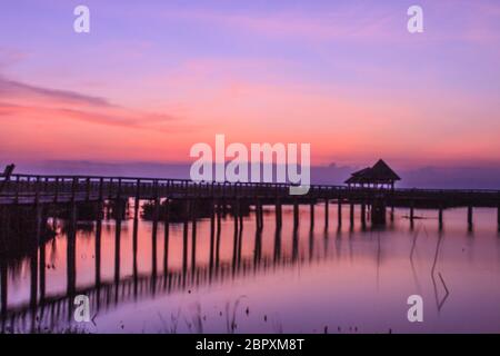 Pont de bois dans Lotus Lake sur l'heure du coucher du soleil à Khao Sam Roi Yot National Park, Thaïlande Banque D'Images