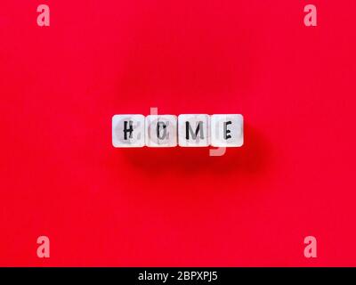 Maison isolée sur fond rouge Banque D'Images