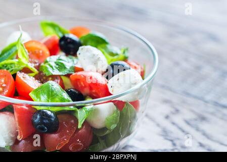 Salade avec tomates, olives, mozzarella et basilic Banque D'Images