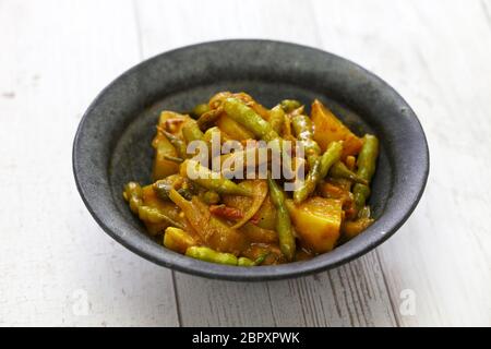 Sengri aloo ki sabzi, rads et pommes de terre aux épices, cuisine indienne Banque D'Images